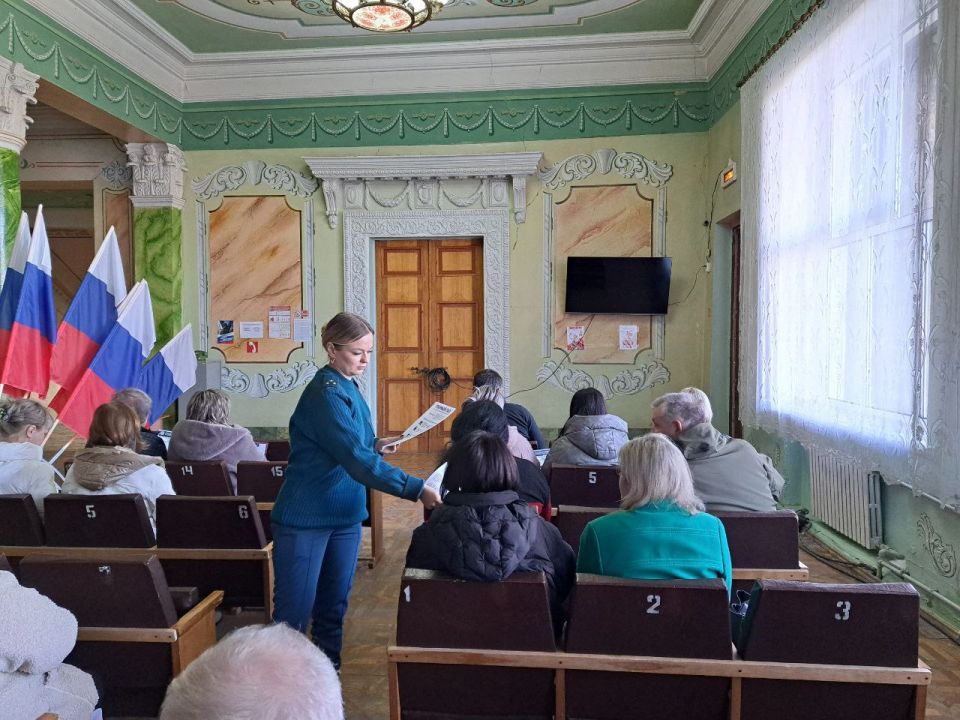 Сегодня в посёлках городского типа Пролетарский, Новодарьевка и Ясеновский сотрудниками МЧС была проведена профилактическая беседа с жителями о правилах пожарной безопасности в осенне-зимний период и профилактике недопущения... Сегодня в посёлках городского типа Пролетарский, Новодарьевка и Ясеновский сотрудниками МЧС была проведена профилактическая беседа с жителями о правилах пожарной безопасности в осенне-зимний период и профилактике недопущения...
