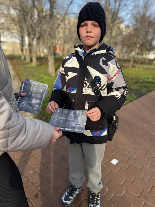Родительский патруль Ровеньковской школы №3 не ослабляет бдительность и продолжает активно работать над профилактикой дорожно-транспортных происшествий Родительский патруль Ровеньковской школы №3 не ослабляет бдительность и продолжает активно работать над профилактикой дорожно-транспортных происшествий