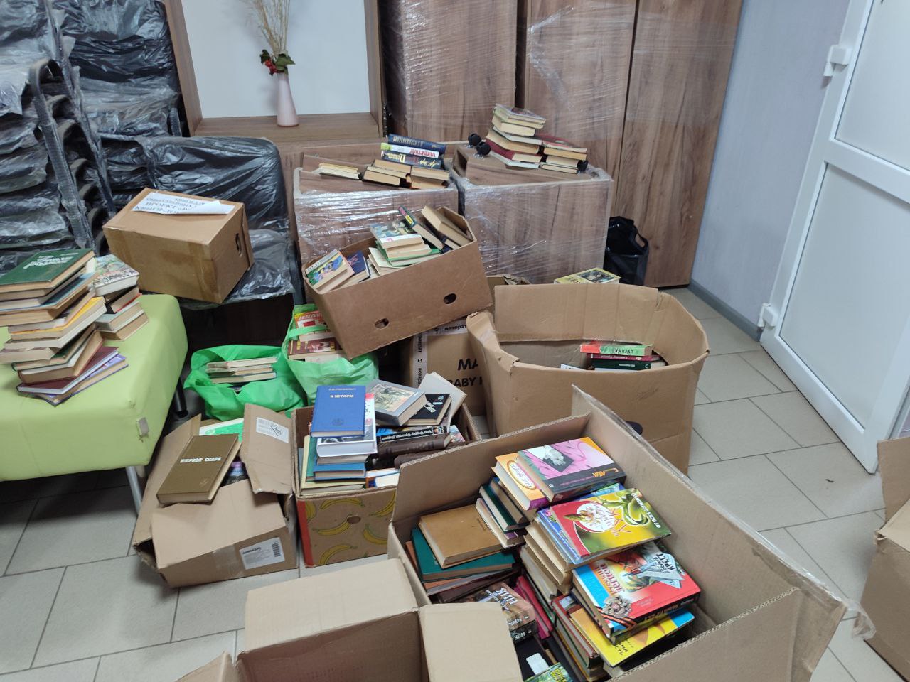 Библиотека Кременной пополнилась новыми книгами Библиотека Кременной пополнилась новыми книгами