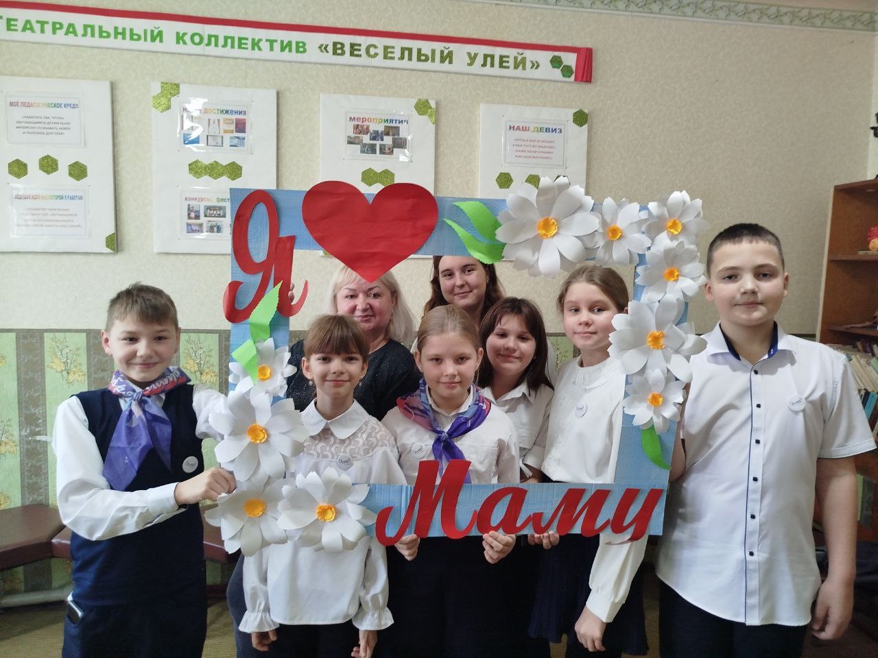 В Лутугинском Доме детского и юношеского творчества прошло занятие ко Дню Матери