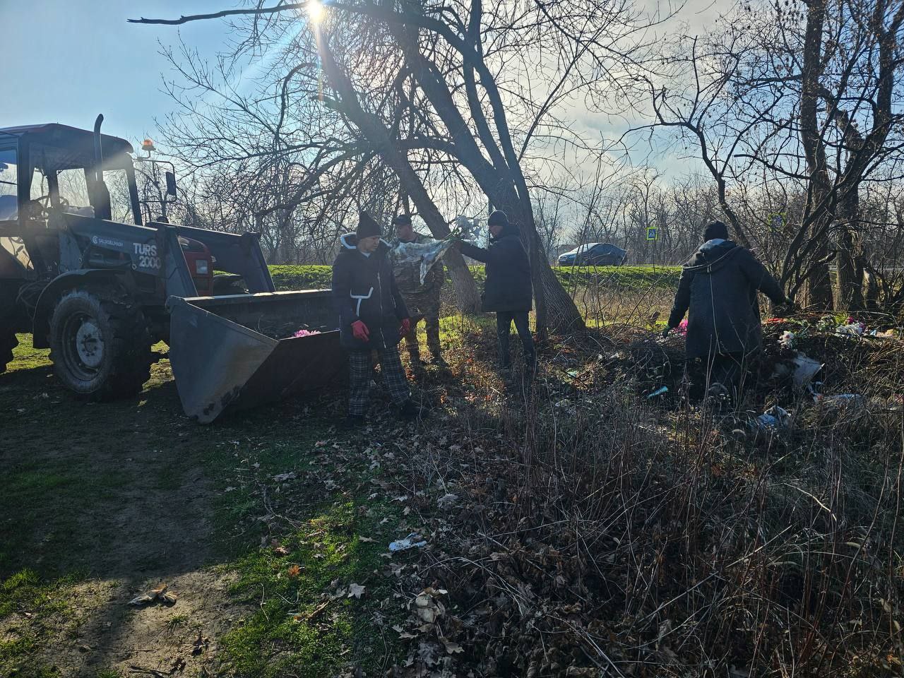 Ровеньковские коммунальщики выполняют работы по уборке территорий Ровеньковские коммунальщики выполняют работы по уборке территорий
