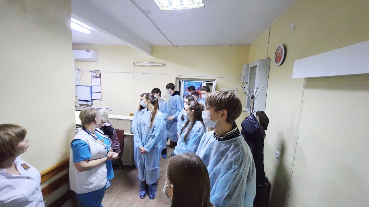 Школьники из Ровеньков посетили Луганскую больницу № 1 Школьники из Ровеньков посетили Луганскую больницу № 1