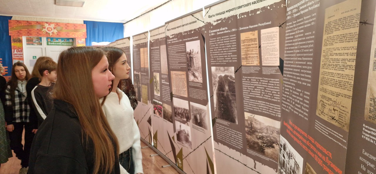 В Славяносербской центральной библиотеке состоялась презентация выставки «Без срока давности» В Славяносербской центральной библиотеке состоялась презентация выставки «Без срока давности»