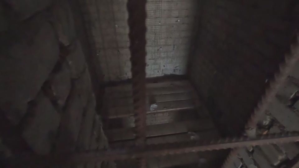 Краснодон, ул. Чкалова, д. 4. В этом доме тюменские строители проводят капитальный ремонт лифтов