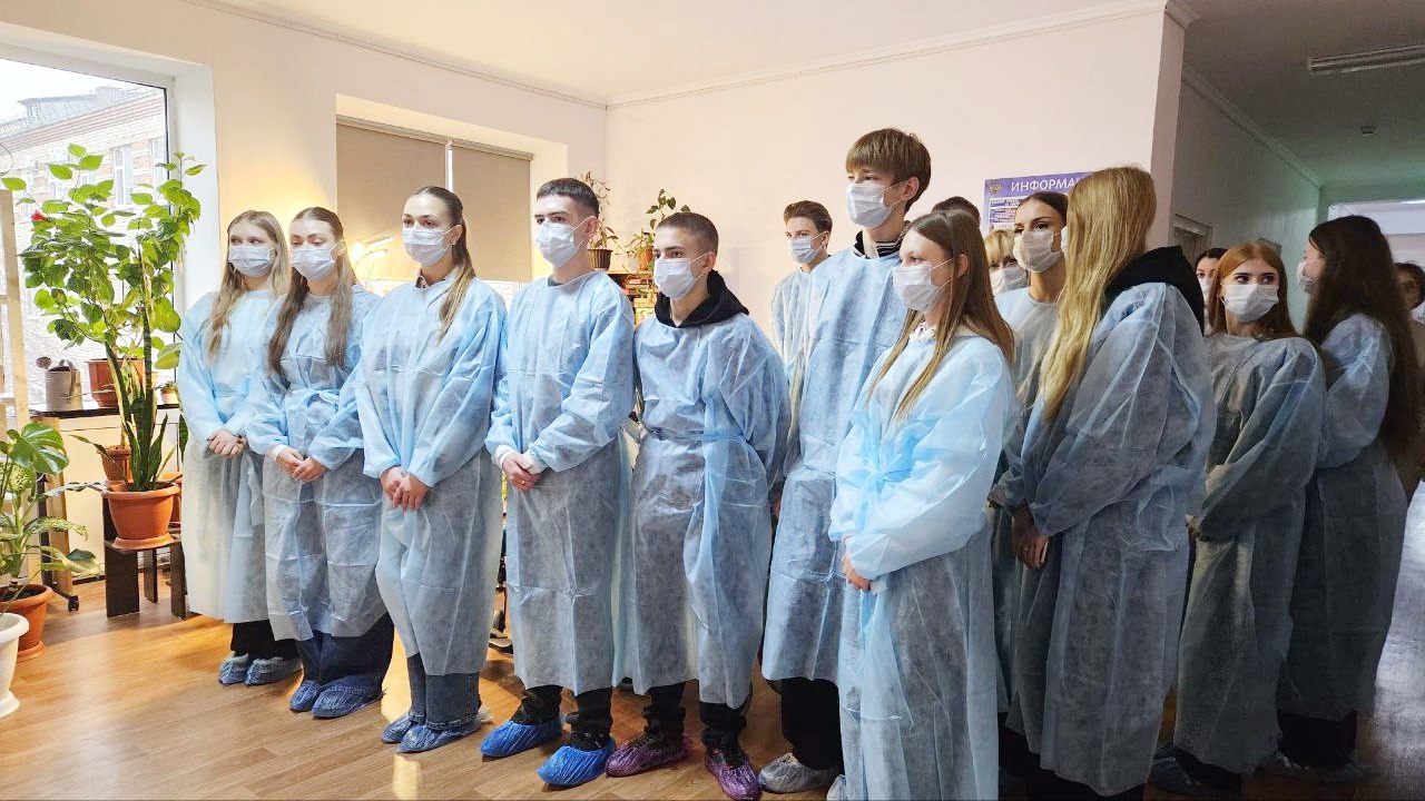 Школьники из Ровеньков посетили Луганскую больницу № 1 Школьники из Ровеньков посетили Луганскую больницу № 1