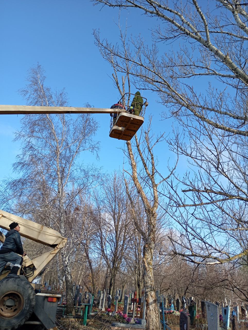 Андрей Рубанцов: В Ровеньках коммунальные службы активно работают над обеспечением безопасности и благоустройством кладбищ городского округа