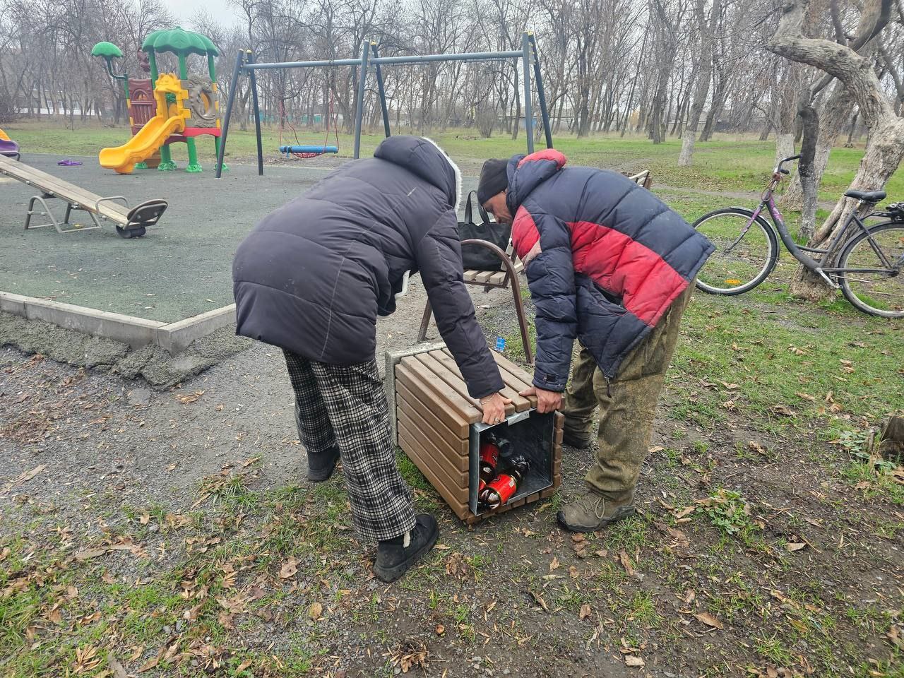 Ровеньковские коммунальщики выполняют работы по уборке территорий