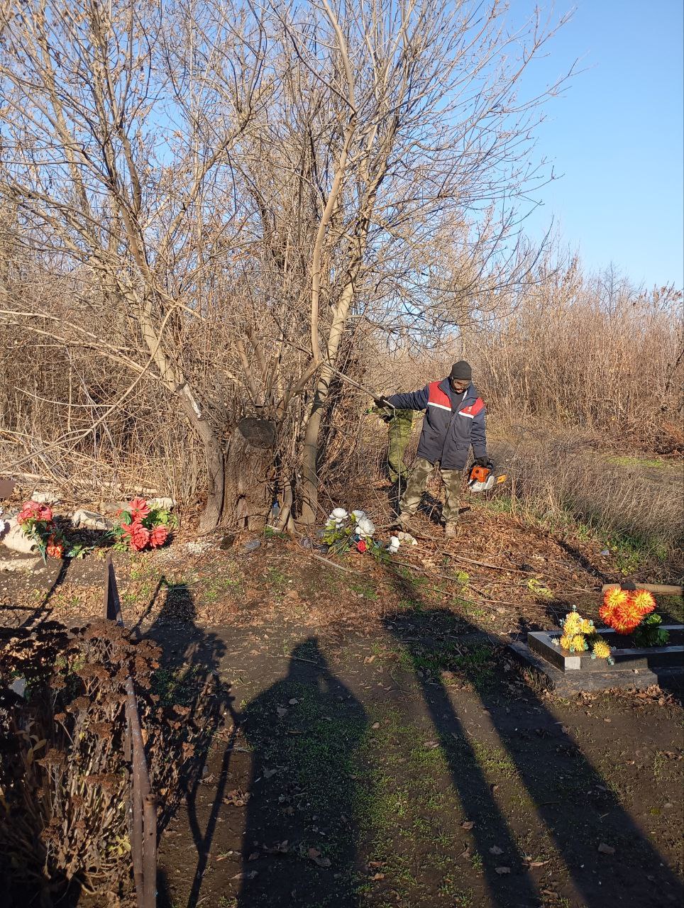 Андрей Рубанцов: В Ровеньках коммунальные службы активно работают над обеспечением безопасности и благоустройством кладбищ городского округа Андрей Рубанцов: В Ровеньках коммунальные службы активно работают над обеспечением безопасности и благоустройством кладбищ городского округа