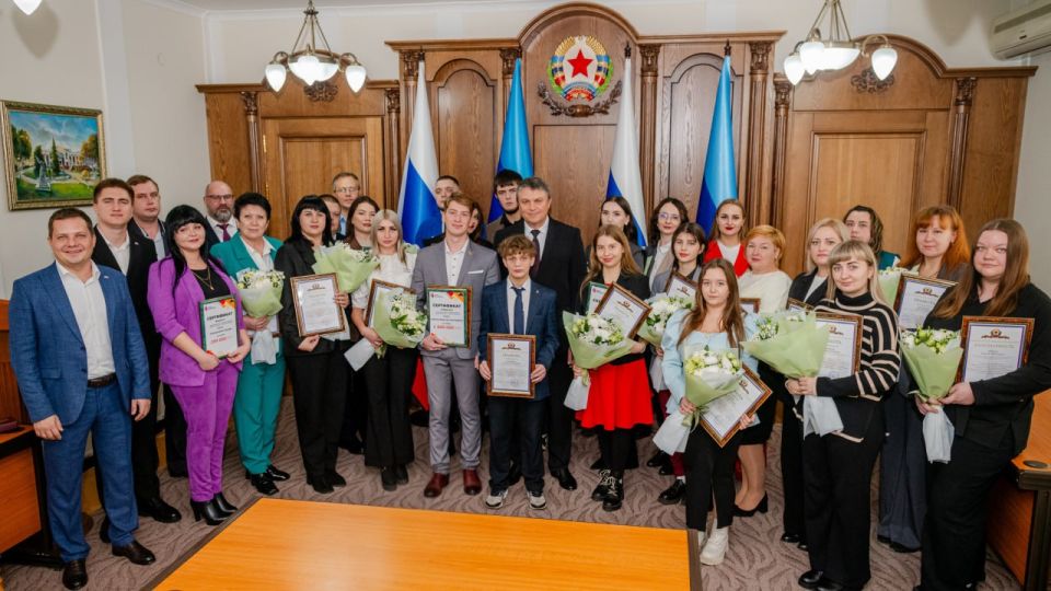 Леонид Пасечник наградил авторов лучших проектов третьего конкурса «Новая республика — руками молодежи»