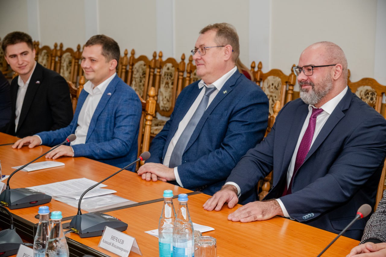 Леонид Пасечник наградил авторов лучших проектов третьего конкурса «Новая республика — руками молодежи» Леонид Пасечник наградил авторов лучших проектов третьего конкурса «Новая республика — руками молодежи»