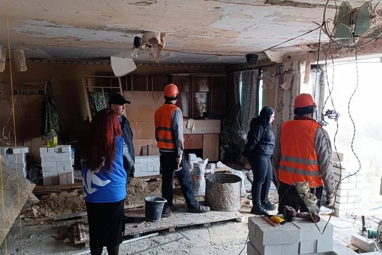 Восстановили почти на 90%: Шеф-регион продолжает ремонт многоквартирного дома в городе Золотое-5 Восстановили почти на 90%: Шеф-регион продолжает ремонт многоквартирного дома в городе Золотое-5