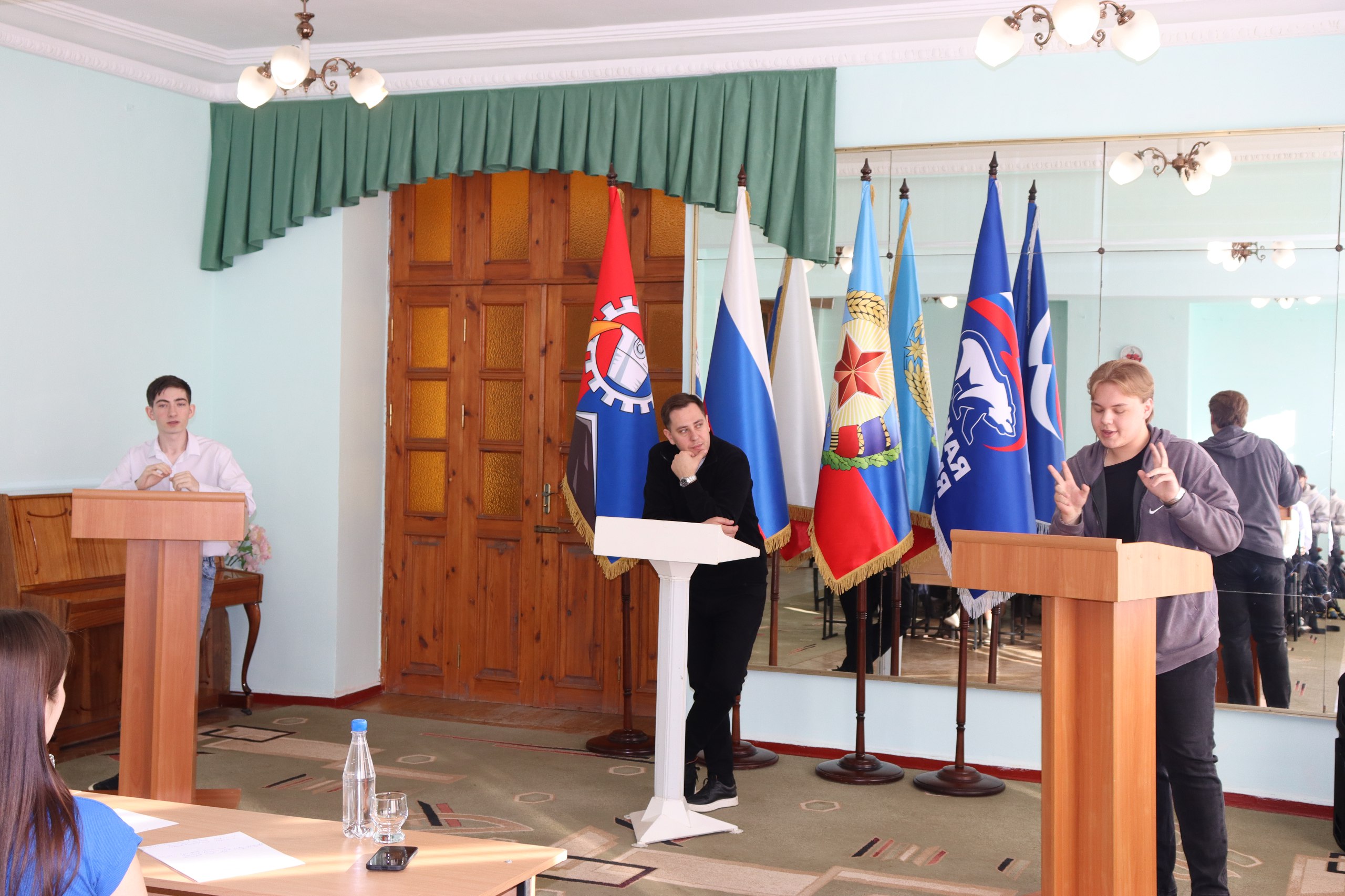 Дебаты молодежи: в Стаханове обсудили ценность высшего образования Дебаты молодежи: в Стаханове обсудили ценность высшего образования