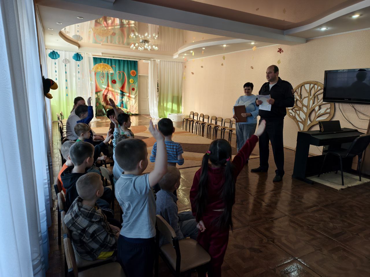 111111Сотрудники регионального МВД пообщались с маленькими луганчанами на тему безопасности 111111Сотрудники регионального МВД пообщались с маленькими луганчанами на тему безопасности