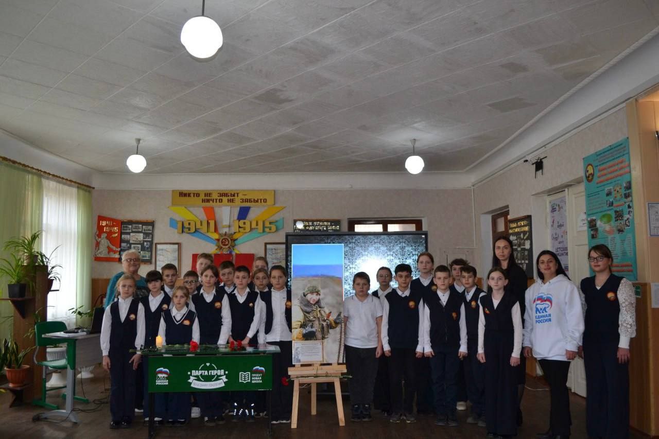 Алёна Лумеровская: Вместе с представителями Лутугинского местного отделения партии «Единая Россия» мы посетили Лутугинскую среднюю школу №1 и передали портрет нашего земляка, погибшего участника СВО Антона Федоренко