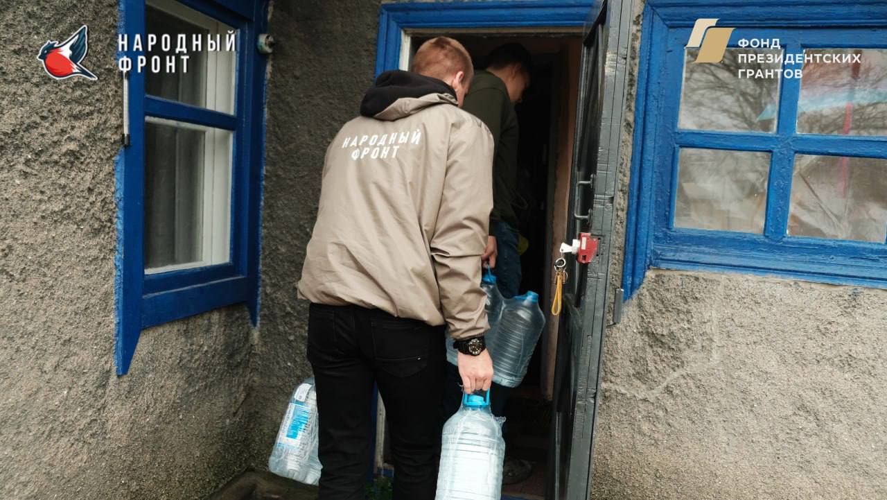 Молодёжка НФ совместно с РИК НФ ЛНР привезли воду в Красный Луч Молодёжка НФ совместно с РИК НФ ЛНР привезли воду в Красный Луч