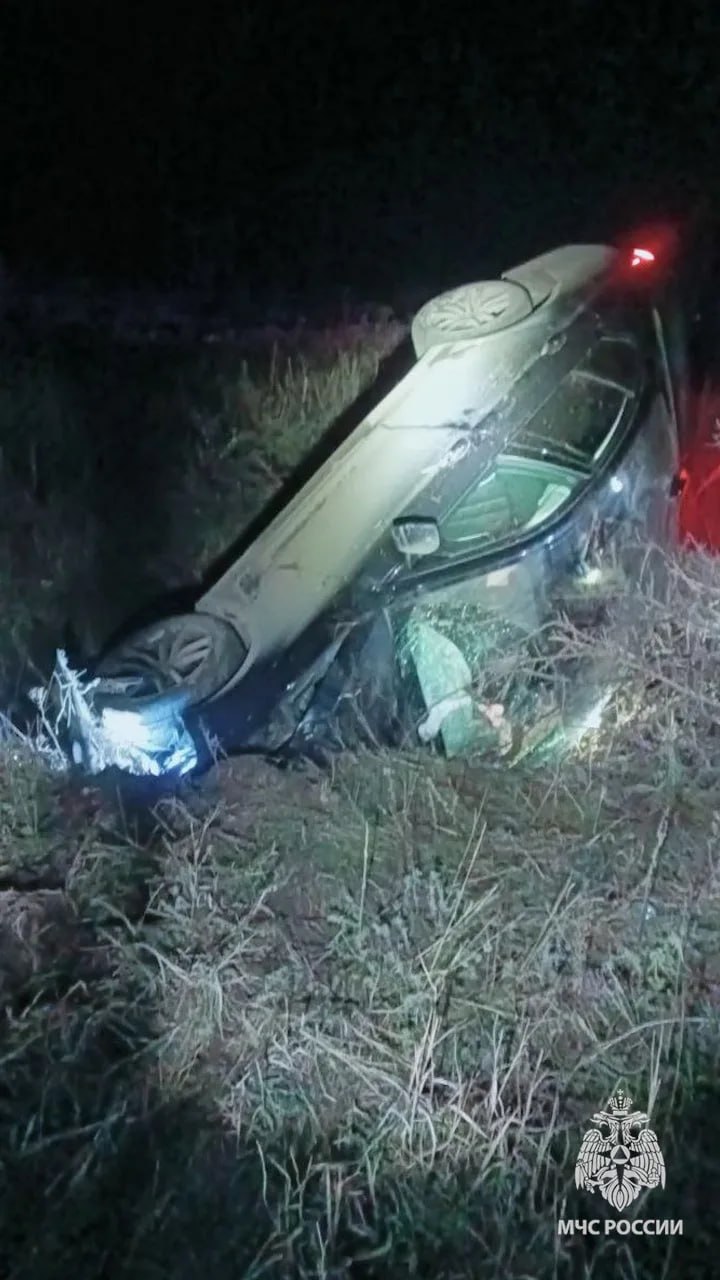 Сотрудники МЧС России спасли двух человек из перевернутого авто Сотрудники МЧС России спасли двух человек из перевернутого авто