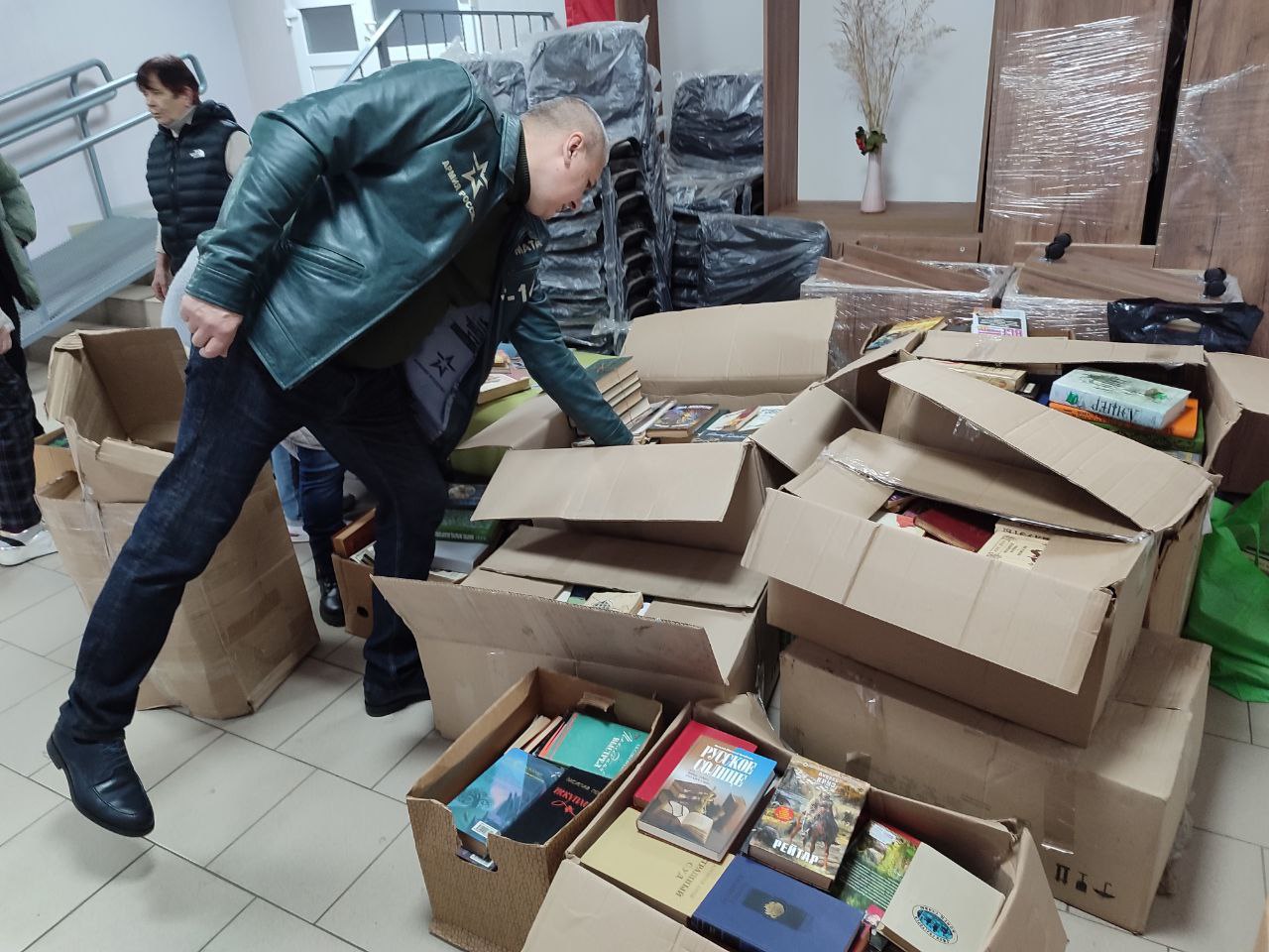 Библиотека Кременной пополнилась новыми книгами Библиотека Кременной пополнилась новыми книгами