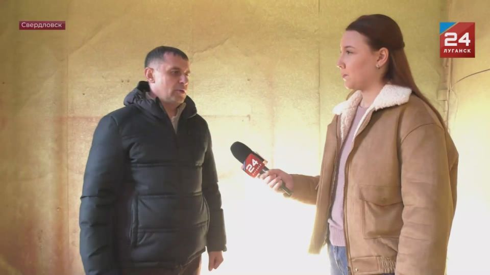 Почти месяц пострадавший от атаки дрона ВСУ жилой многоквартирный дом в Свердловске стоит с разрушенной крышей и выбитыми окнами