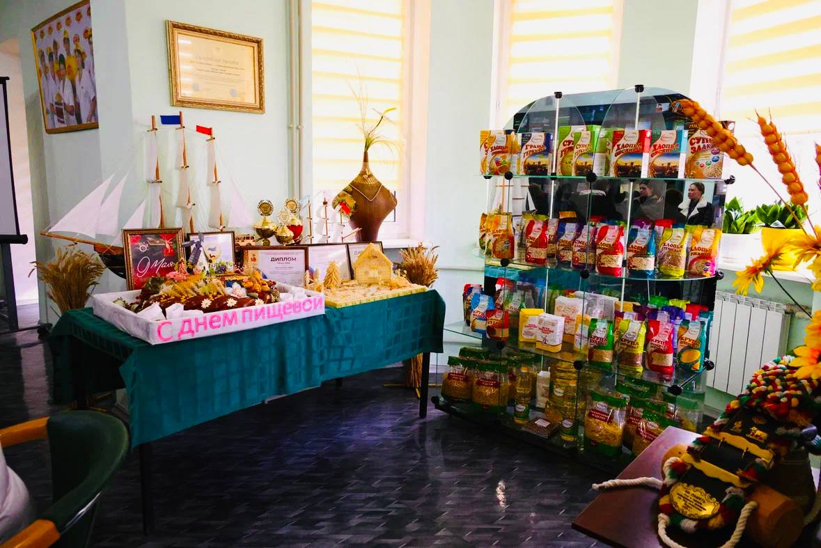 ХЛЕБ, ТЕХНОЛОГИИ И ТРУД!. Благодаря поддержке Председателя Народного Совета ЛНР Дениса Мирошниченко и содействию заместителя Председателя НС ЛНР Дениса Колесникова совместно с председателем наблюдательного совета предприятия... ХЛЕБ, ТЕХНОЛОГИИ И ТРУД!. Благодаря поддержке Председателя Народного Совета ЛНР Дениса Мирошниченко и содействию заместителя Председателя НС ЛНР Дениса Колесникова совместно с председателем наблюдательного совета предприятия...