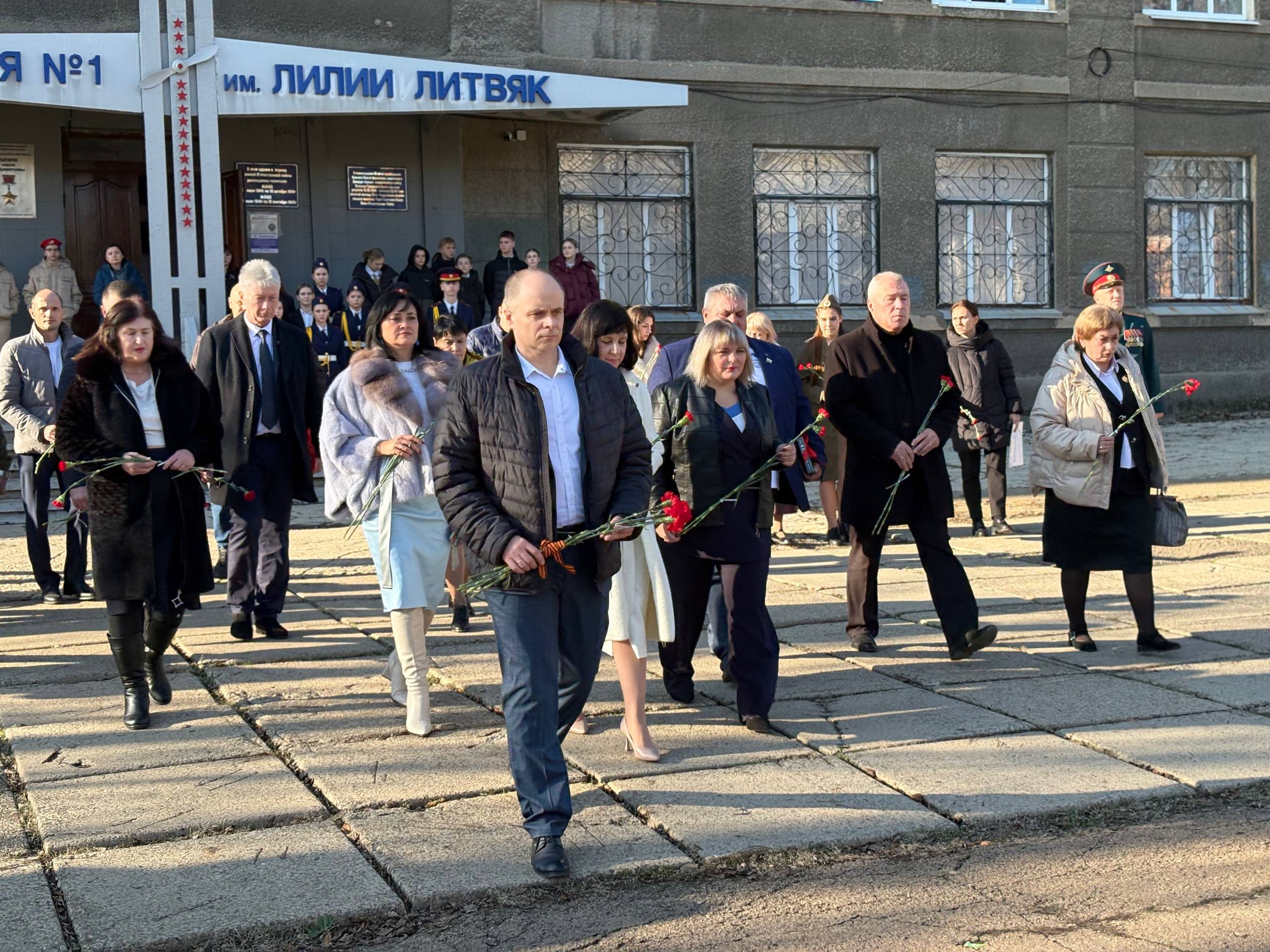 Сергей Соловьев: Сегодня в Краснолучской гимназии №1 имени Лилии Литвяк царила праздничная и торжественная атмосфера Сергей Соловьев: Сегодня в Краснолучской гимназии №1 имени Лилии Литвяк царила праздничная и торжественная атмосфера