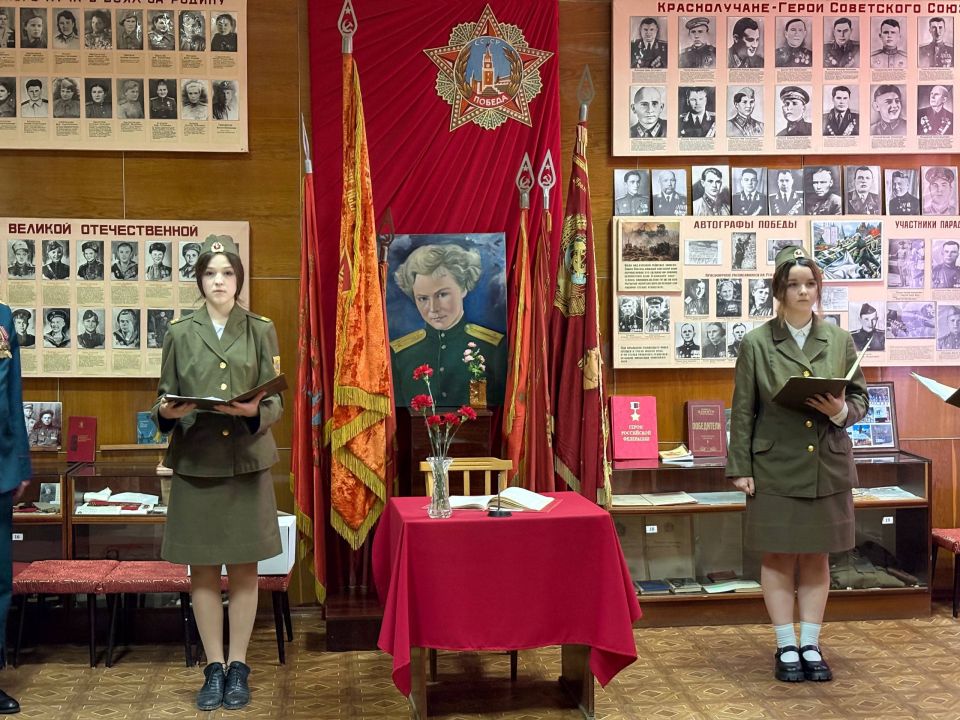 Сергей Соловьев: Сегодня в Краснолучской гимназии №1 имени Лилии Литвяк царила праздничная и торжественная атмосфера Сергей Соловьев: Сегодня в Краснолучской гимназии №1 имени Лилии Литвяк царила праздничная и торжественная атмосфера