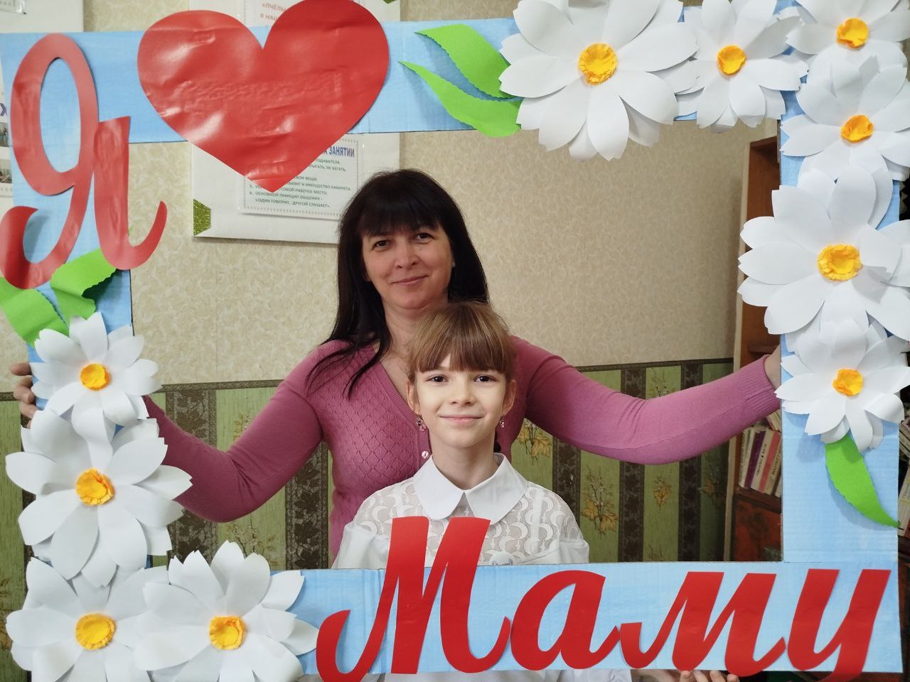 В Лутугинском Доме детского и юношеского творчества прошло занятие ко Дню Матери В Лутугинском Доме детского и юношеского творчества прошло занятие ко Дню Матери