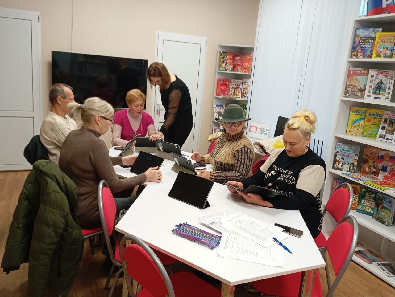 От письма к клику: в Алчевске продолжается обучение пенсионеров основам работы с гаджетами От письма к клику: в Алчевске продолжается обучение пенсионеров основам работы с гаджетами