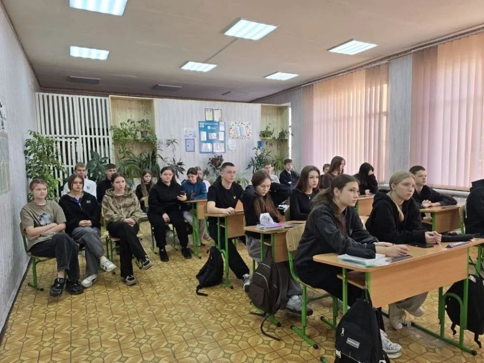 Сегодня в Станично-Луганской средней школе с. Нижнетеплое советник директора по воспитанию провела онлайн-урок по финансовой грамотности для обучающихся 9-11классов Сегодня в Станично-Луганской средней школе с. Нижнетеплое советник директора по воспитанию провела онлайн-урок по финансовой грамотности для обучающихся 9-11классов