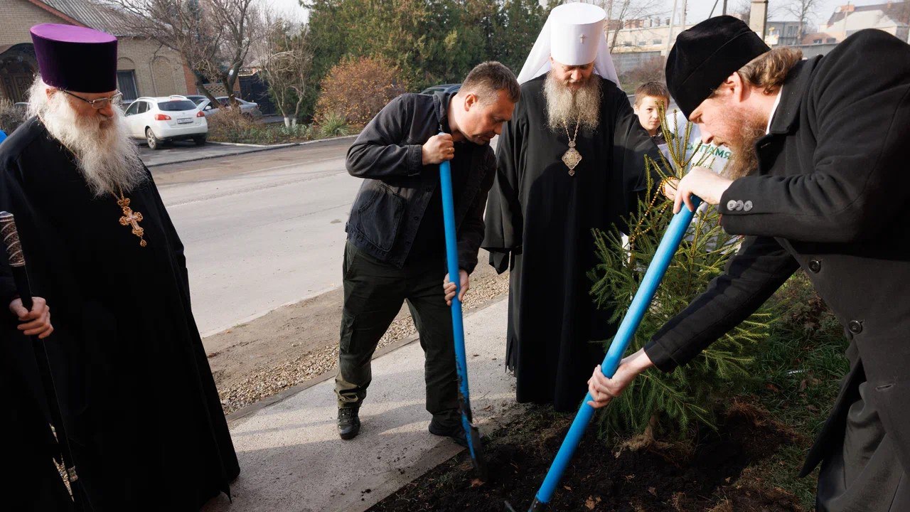 В городе Александровске на территории Свято-Вознесенского храма состоялась акция «Сад памяти» с участием митрополита Луганского и Алчевского Пантелеимона В городе Александровске на территории Свято-Вознесенского храма состоялась акция «Сад памяти» с участием митрополита Луганского и Алчевского Пантелеимона