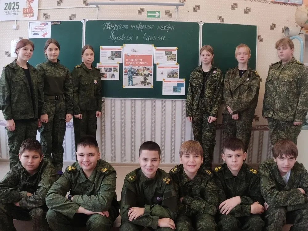 24 ноября на занятии «Разговоры о важном» обучающиеся Брянковской гимназии обсудили тему «Профессия — жизнь спасать»