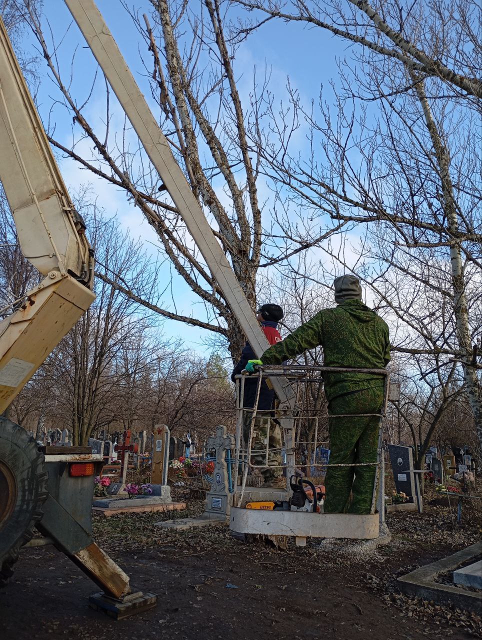 Безопасность и благоустройство кладбищ в Ровеньках: коммунальные службы в действии Безопасность и благоустройство кладбищ в Ровеньках: коммунальные службы в действии