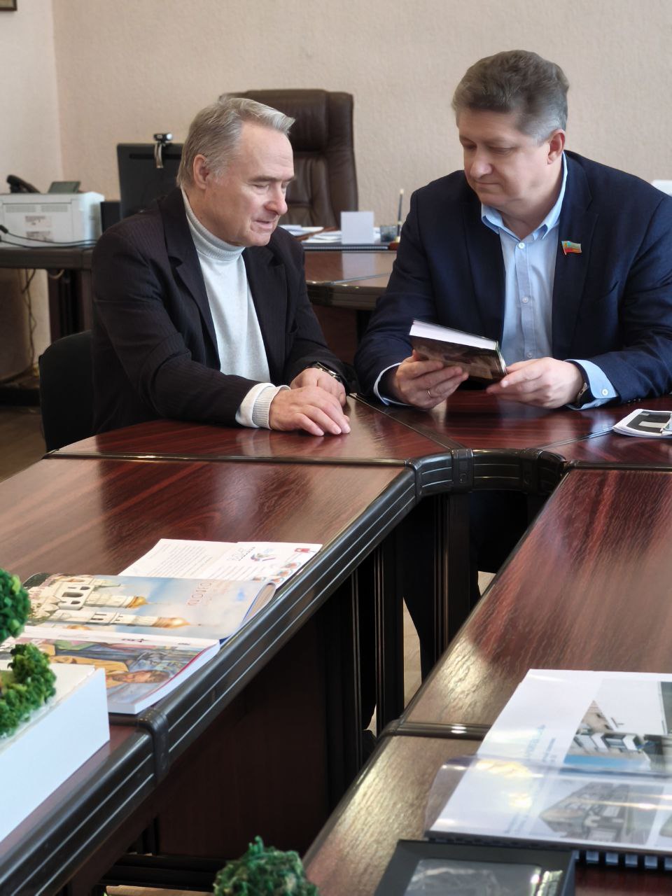 Сергей Цемкало: В эти дни, когда как никогда важно сохранять нашу историческую память и духовные ценности, состоялась знаковая встреча с настоящим патриотом Луганской земли, поэтом и писателем Андреем Ефимовичем Медведенко Сергей Цемкало: В эти дни, когда как никогда важно сохранять нашу историческую память и духовные ценности, состоялась знаковая встреча с настоящим патриотом Луганской земли, поэтом и писателем Андреем Ефимовичем Медведенко