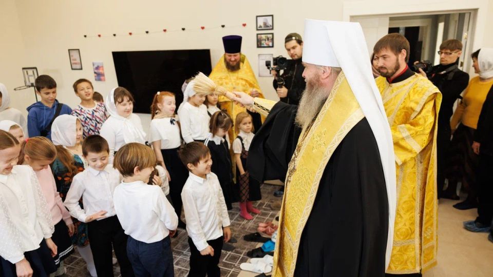 В городе Александровске на территории Свято-Вознесенского храма состоялась акция «Сад памяти» с участием митрополита Луганского и Алчевского Пантелеимона В городе Александровске на территории Свято-Вознесенского храма состоялась акция «Сад памяти» с участием митрополита Луганского и Алчевского Пантелеимона