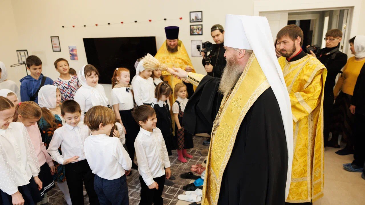 В городе Александровске на территории Свято-Вознесенского храма состоялась акция «Сад памяти» с участием митрополита Луганского и Алчевского Пантелеимона В городе Александровске на территории Свято-Вознесенского храма состоялась акция «Сад памяти» с участием митрополита Луганского и Алчевского Пантелеимона