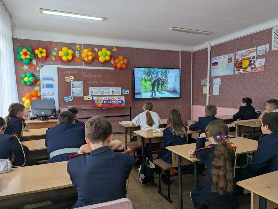 В Лутугинском муниципальном округе прошли очередные «Разговоры о важном» В Лутугинском муниципальном округе прошли очередные «Разговоры о важном»