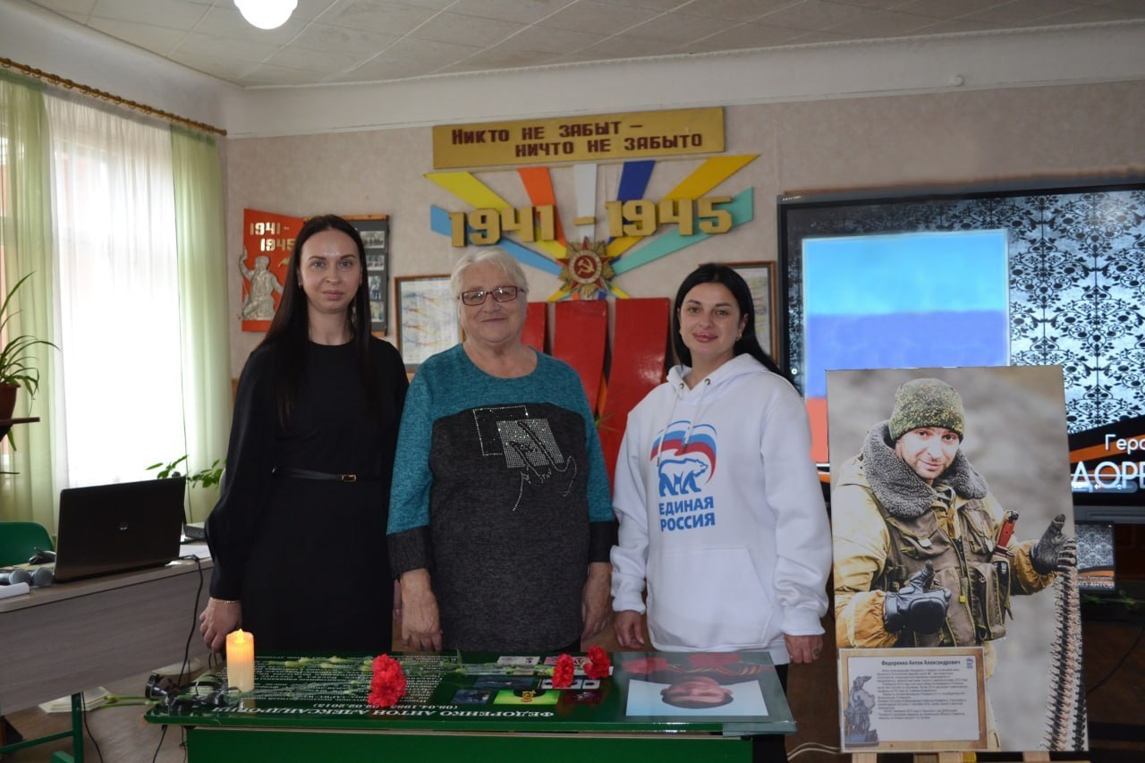 В Лутугинской средней школе № 1 состоялась передача портрета героя - Антона Федоренко В Лутугинской средней школе № 1 состоялась передача портрета героя - Антона Федоренко