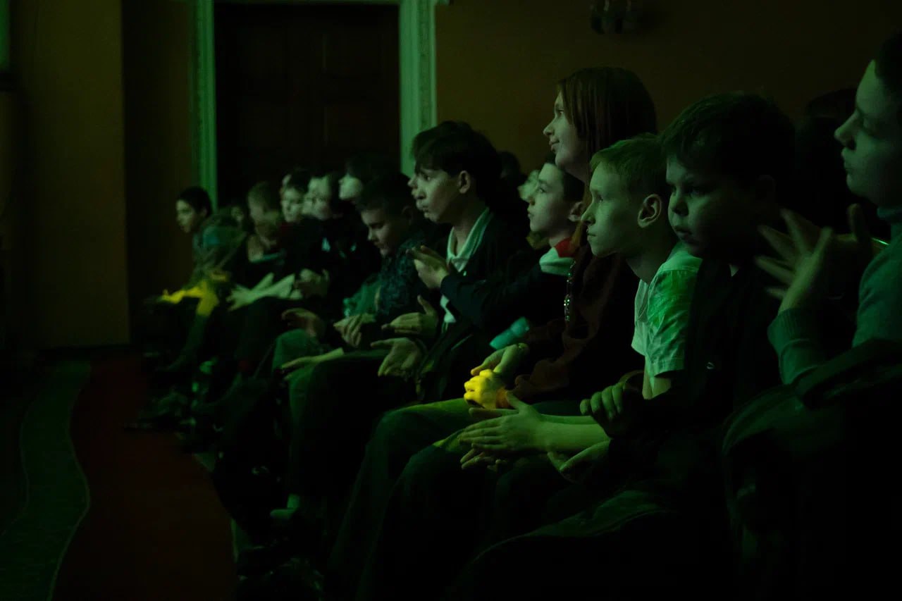 В рамках межведомственного проекта «Культура для школьников» под девизом «Культура начинается с тебя» в Луганском академическом музыкально-драматическом театре имени М. Голубовича состоялся патриотический концерт «Красная... В рамках межведомственного проекта «Культура для школьников» под девизом «Культура начинается с тебя» в Луганском академическом музыкально-драматическом театре имени М. Голубовича состоялся патриотический концерт «Красная...