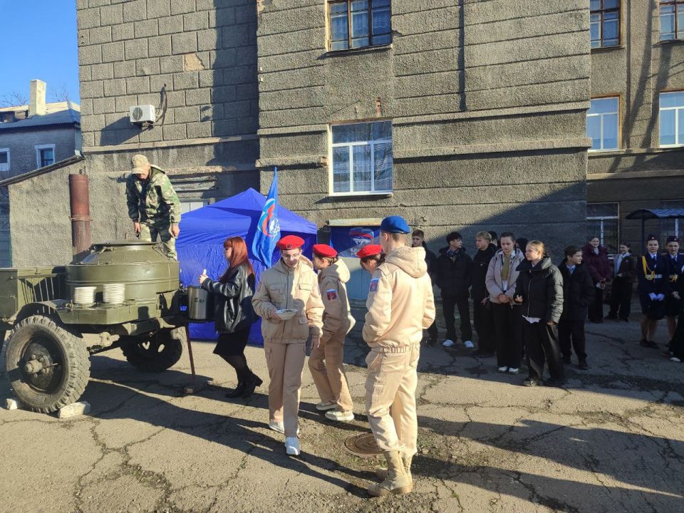 Заместитель Секретаря Краснолучского местного отделения ВПП "Единая Россия", депутат Игорь Шахов организовал в Краснолучской гимназии № 1 для молодежи и гостей праздника полевую кухню Заместитель Секретаря Краснолучского местного отделения ВПП "Единая Россия", депутат Игорь Шахов организовал в Краснолучской гимназии № 1 для молодежи и гостей праздника полевую кухню