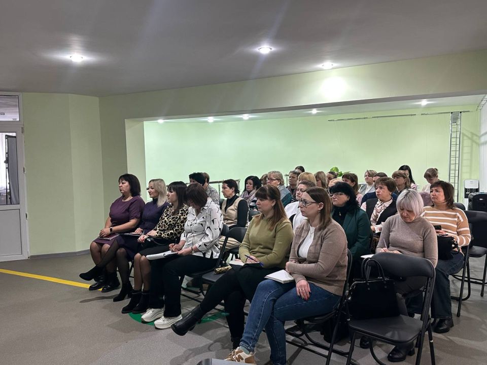 В Центре молодежных инициатив «Гравитация» прошёл круглый стол с представителями учебных учреждений муниципального округа, посвящённый теме «Раннее выявление социального неблагополучия» В Центре молодежных инициатив «Гравитация» прошёл круглый стол с представителями учебных учреждений муниципального округа, посвящённый теме «Раннее выявление социального неблагополучия»