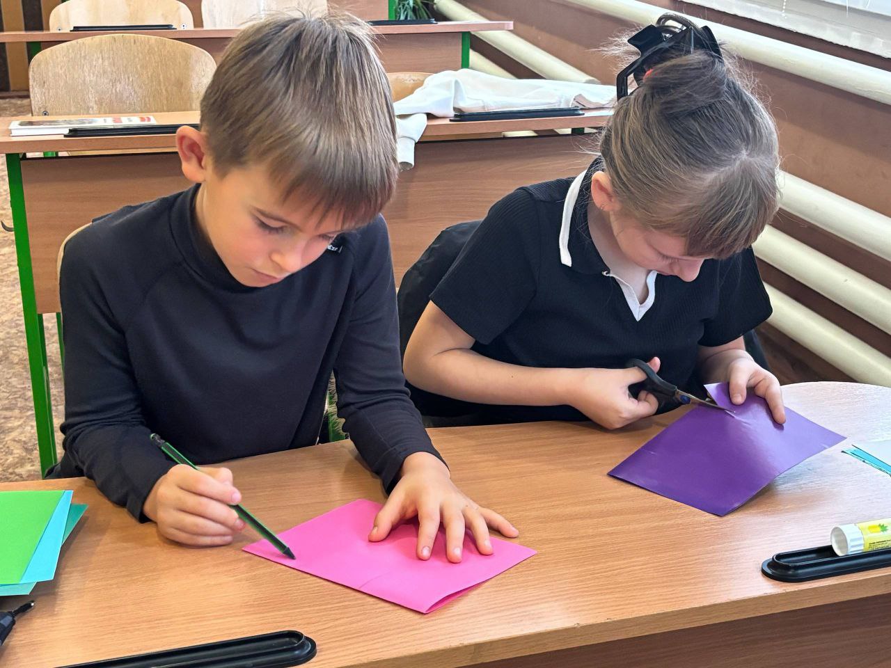 В преддверии Дня матери в ГБОУ ЛНР «Станично-Луганской средней школе им. Грекова П. М.» в 4-м классе был проведен трогательный мастер-класс по созданию открыток Ребята с огромным энтузиазмом и любовью мастерили своими... В преддверии Дня матери в ГБОУ ЛНР «Станично-Луганской средней школе им. Грекова П. М.» в 4-м классе был проведен трогательный мастер-класс по созданию открыток Ребята с огромным энтузиазмом и любовью мастерили своими...