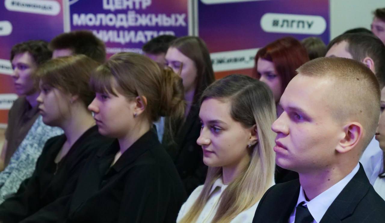 Отдел по реализации молодежной политики Администрации города Луганска совместно с ФГБУ ВО «ЛГПУ» организовали встречу студентов Института истории, международных отношений и социально-политических наук с Председателем... Отдел по реализации молодежной политики Администрации города Луганска совместно с ФГБУ ВО «ЛГПУ» организовали встречу студентов Института истории, международных отношений и социально-политических наук с Председателем...