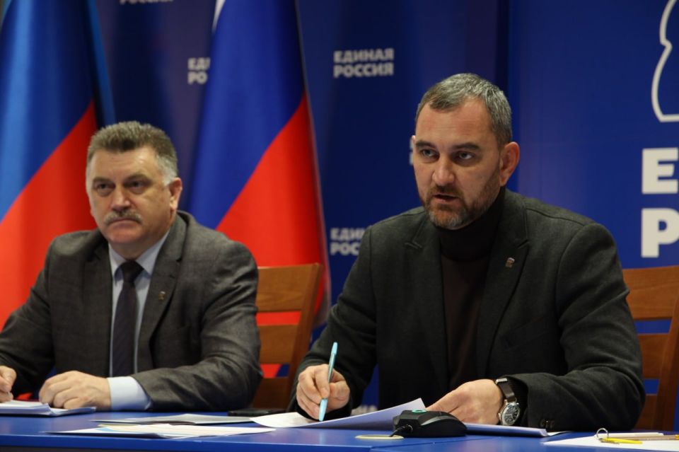 В Луганске состоялось заседание Совета руководителей фракции «Единая Россия» В Луганске состоялось заседание Совета руководителей фракции «Единая Россия»