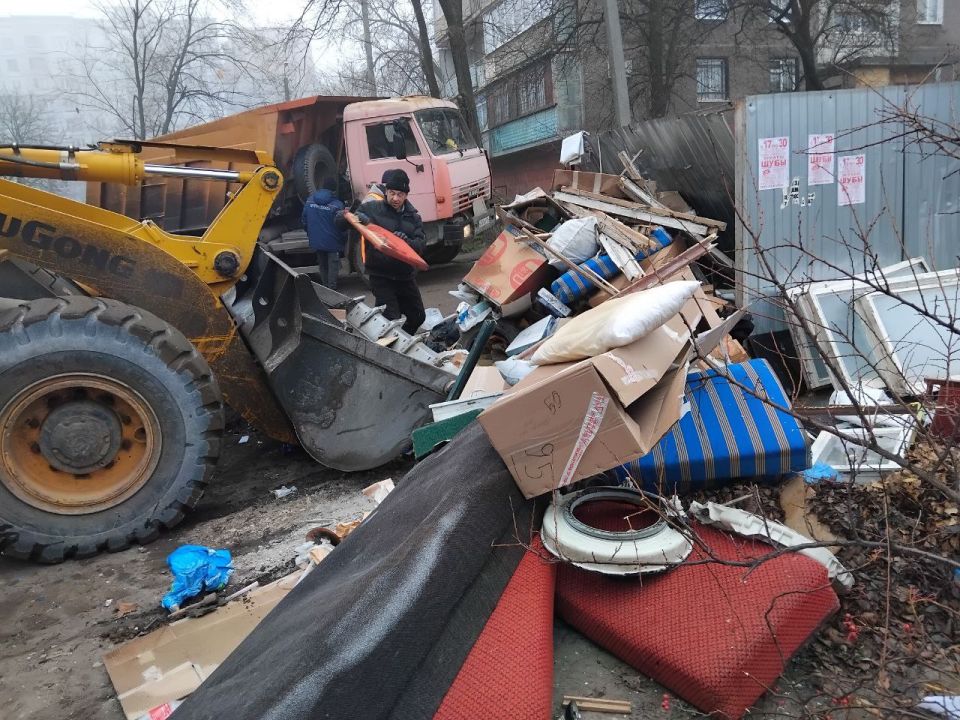 Коммунальные службы проводят работы на территории города Коммунальные службы проводят работы на территории города