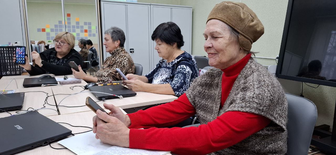 26 ноября в Краснолучской центральной городской библиотеке им. Н.К. Крупской группа слушателей Университета третьего возраста успешно завершила курсы компьютерной грамотности 26 ноября в Краснолучской центральной городской библиотеке им. Н.К. Крупской группа слушателей Университета третьего возраста успешно завершила курсы компьютерной грамотности