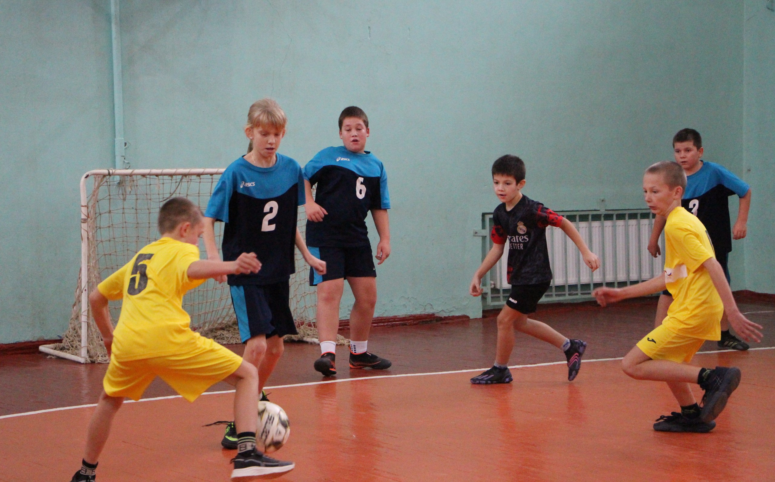 Турнир по футзалу ко Дню флага: юные спортсмены в игре! Турнир по футзалу ко Дню флага: юные спортсмены в игре!