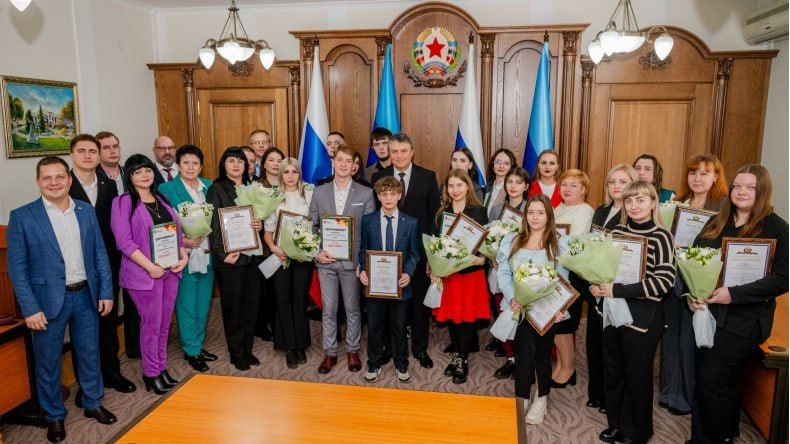 - Всего на конкурс от Свердловского муниципального округа было подано около тридцати заявок, что свидетельствует о высокой активности местной молодежи - Всего на конкурс от Свердловского муниципального округа было подано около тридцати заявок, что свидетельствует о высокой активности местной молодежи