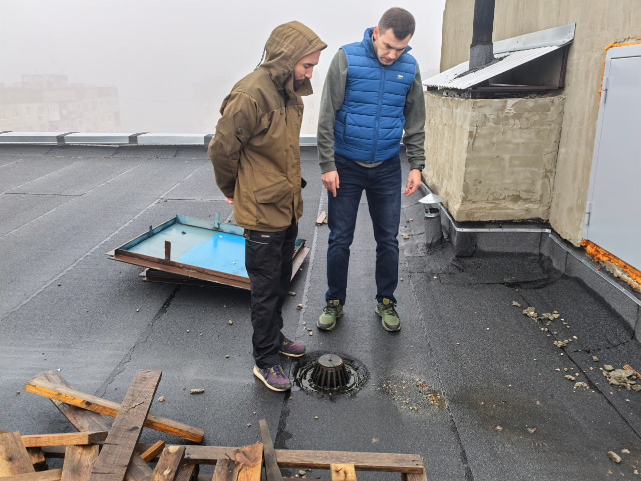 Алексей Околелов посетил дом №26 по проспекту Московский в Рубежном в рамках проведения партийного контроля по ходу реализации народной программы партии «Единая Россия»