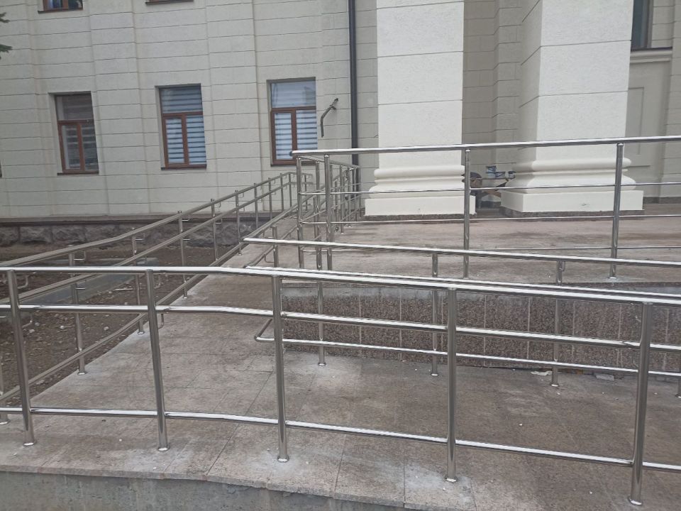 В Краснодоне продолжается благоустройство территории около Дворца культуры имени «Молодой Гвардии», которое реализует шеф-регион Тюменская область после завершения капитального ремонта фасада ДК В Краснодоне продолжается благоустройство территории около Дворца культуры имени «Молодой Гвардии», которое реализует шеф-регион Тюменская область после завершения капитального ремонта фасада ДК