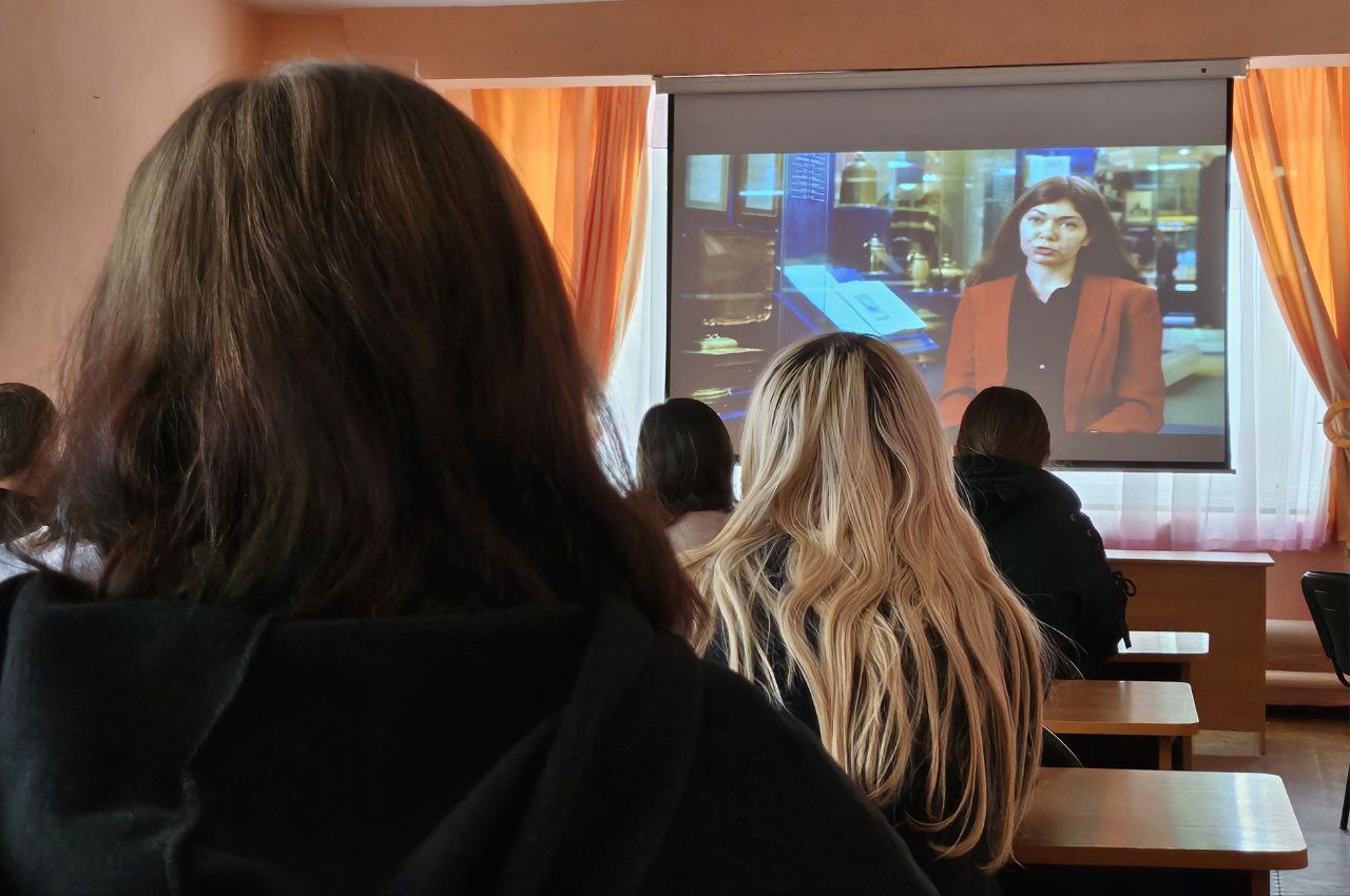 Студенты Брянковского колледжа ЛГПУ в течение ноября активно участвовали в мероприятиях, посвящённых презентации проекта «Аудиовизуальная энциклопедия этнокультур России» Студенты Брянковского колледжа ЛГПУ в течение ноября активно участвовали в мероприятиях, посвящённых презентации проекта «Аудиовизуальная энциклопедия этнокультур России»