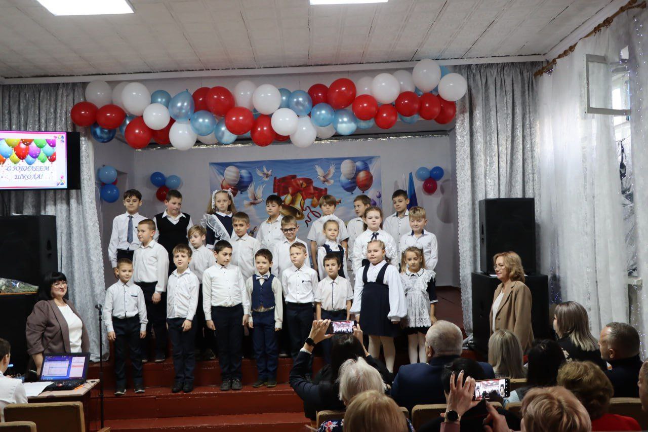 Алёна Лумеровская: Посетила свою родную Успенскую среднюю школу №3 и вместе с коллегами по депутатскому корпусу - Андреем Пучковым и Вадимом Обедняком - поздравила коллектив и выпускников с юбилеем Алёна Лумеровская: Посетила свою родную Успенскую среднюю школу №3 и вместе с коллегами по депутатскому корпусу - Андреем Пучковым и Вадимом Обедняком - поздравила коллектив и выпускников с юбилеем